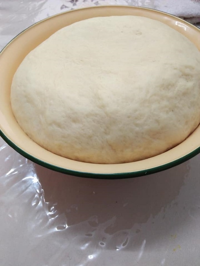 Adunan roti bun inti kacang merah sedang disedia
