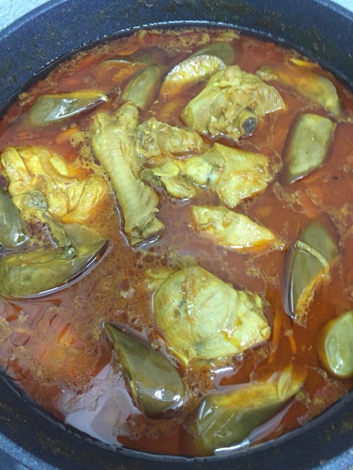 Sepinggan hidangan kari ayam tanpa santan berkuah pekat dengan rempah.