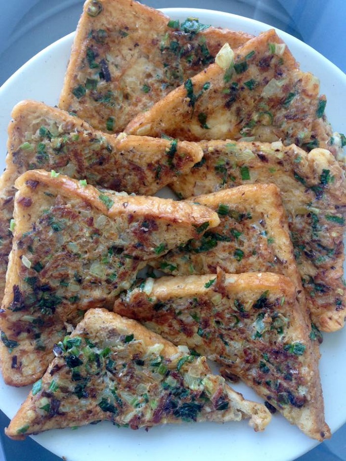 Roti telur sardin yang telah digoreng kelihatan menggoda selera untuk sarapan.