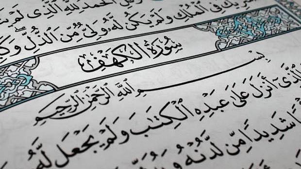 Umat muslim lelaki sedang membaca al-Quran dengan khusyuk.