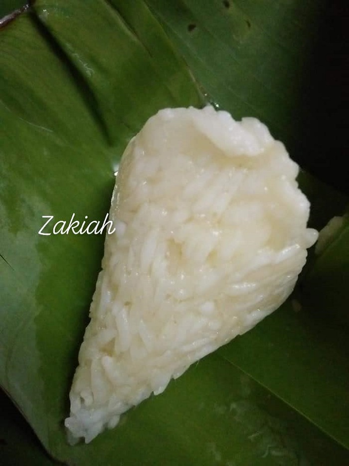 Gambar tapai pulut tradisi yang gebu dan molek diperam dalam daun