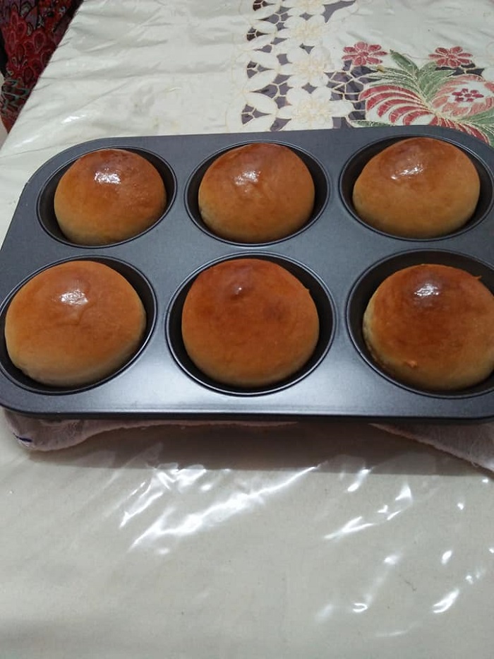 Roti bun inti kacang merah yang baru siap dibakar