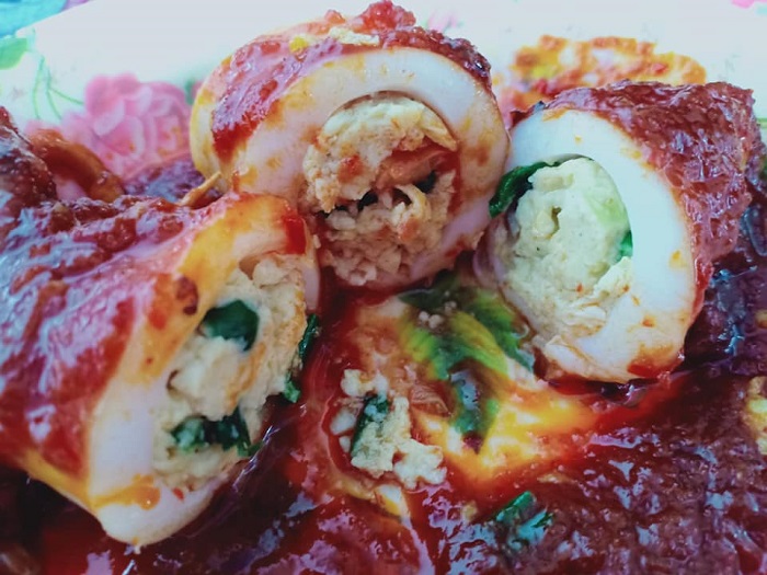 Gambar hidangan sotong sumbat masak merah yang sudah siap dimasak dalam pinggan.