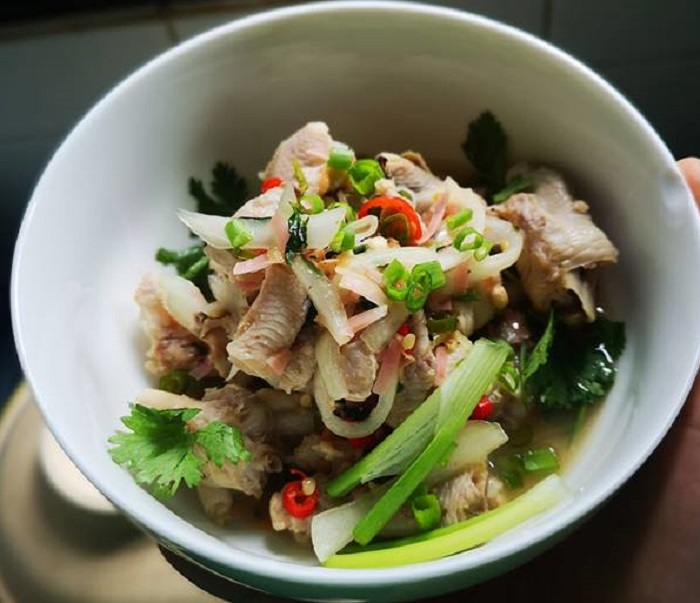Se mangkuk kerabu kaki ayam yang sudah siap dihidang dengan hirisan bunga kantan dan daun ketumbar.