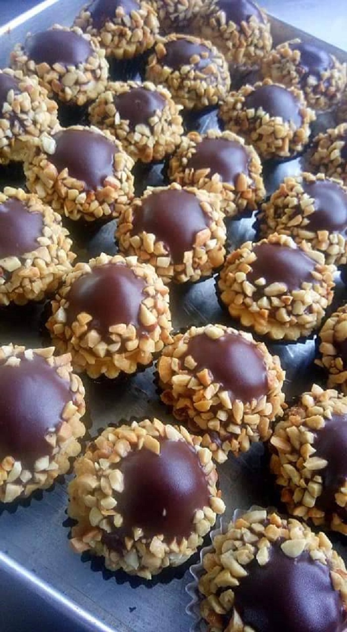 Cheese tart buncit bersalut coklat Magnum dengan taburan kacang badam hancur