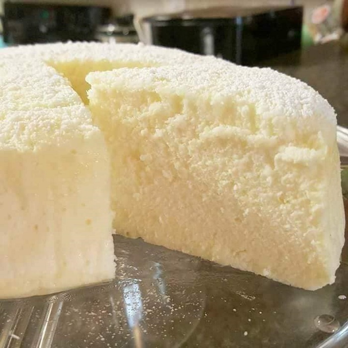 Kek cheese yang gebu dan lembut dengan topping parutan keju cheddar yang keping.