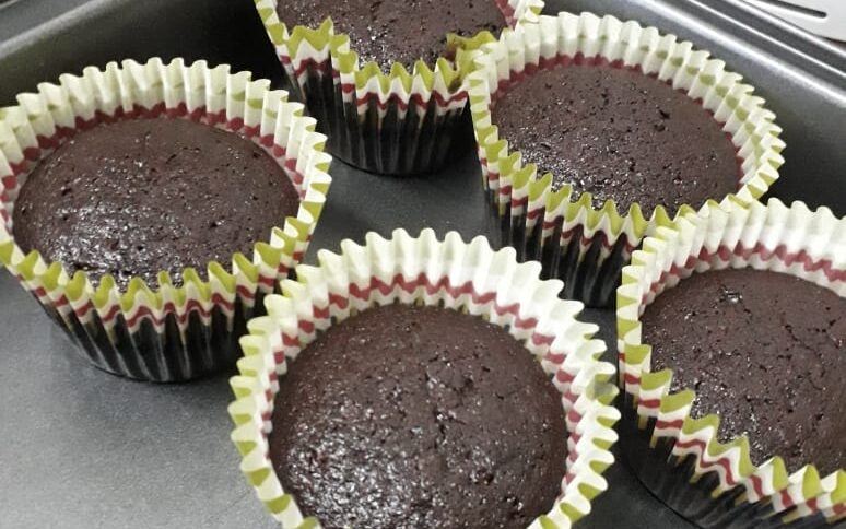 Kek coklat moist di atas pinggan hidangan