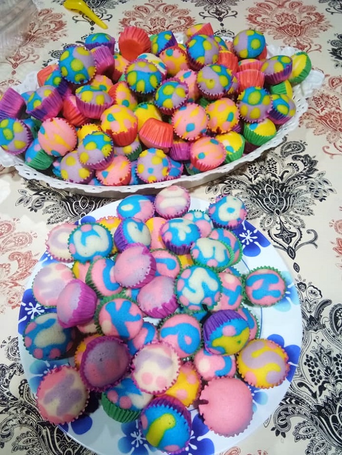 Gambar pelbagai warna apam polkadot yang comel dikukus dalam acuan kecil.