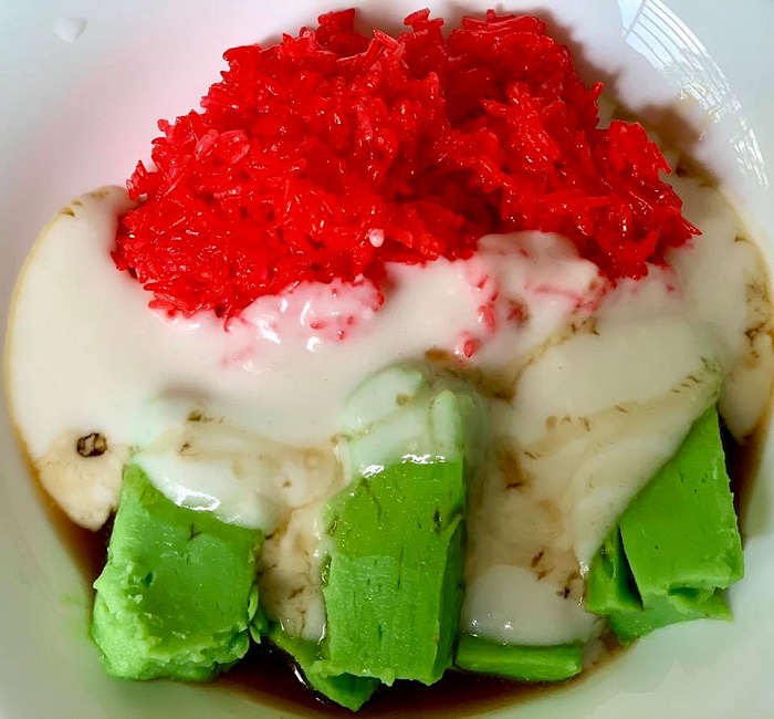 Kuih lompat tikam dengan lapisan hijau, putih, pulut merah dan kuah gula melaka
