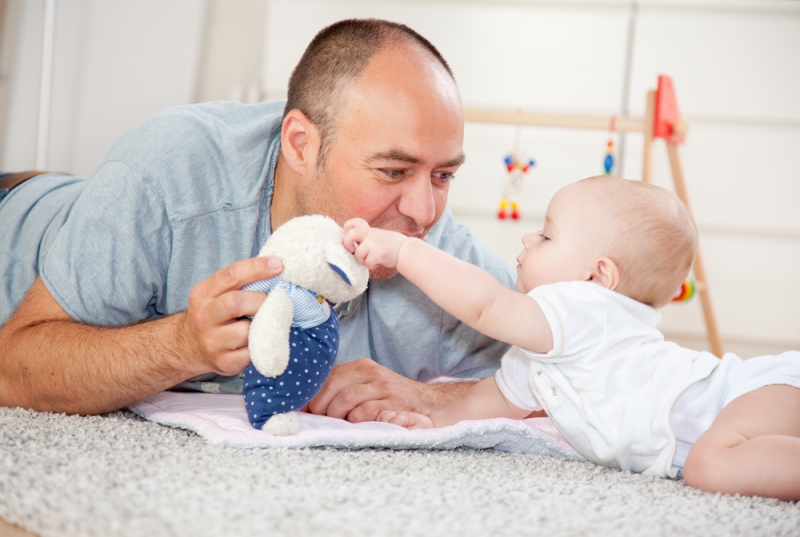 Ibu sentiasa memerhati bayi melakukan tummy time