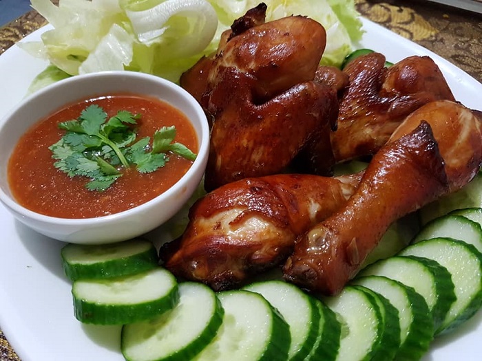 Gambar hidangan ayam golden chicken grill yang dipanggang berwarna keemasan.