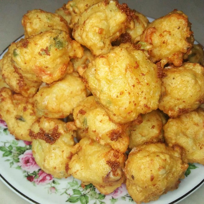 Gambar kuih jemput nasi atau cucur nasi yang telah siap digoreng berwarna keperangan.