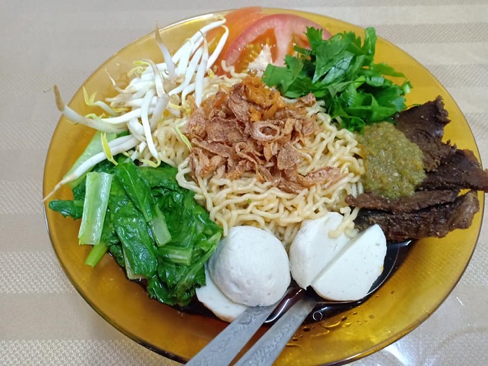 Se Pinggan Mee Kolok Sarawak Dengan Kuah Sup, Daging Hiris Dan Sayuran