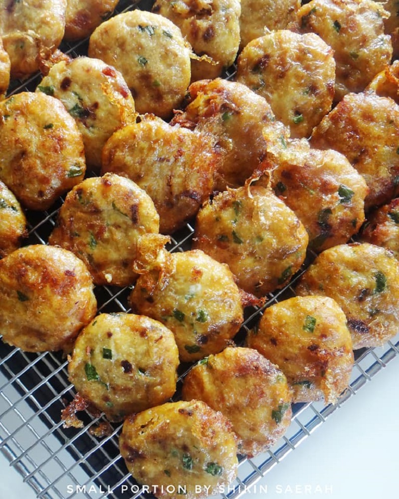 Gambar begedil ayam keemasan yang telah siap digoreng dan diletakkan di atas pinggan