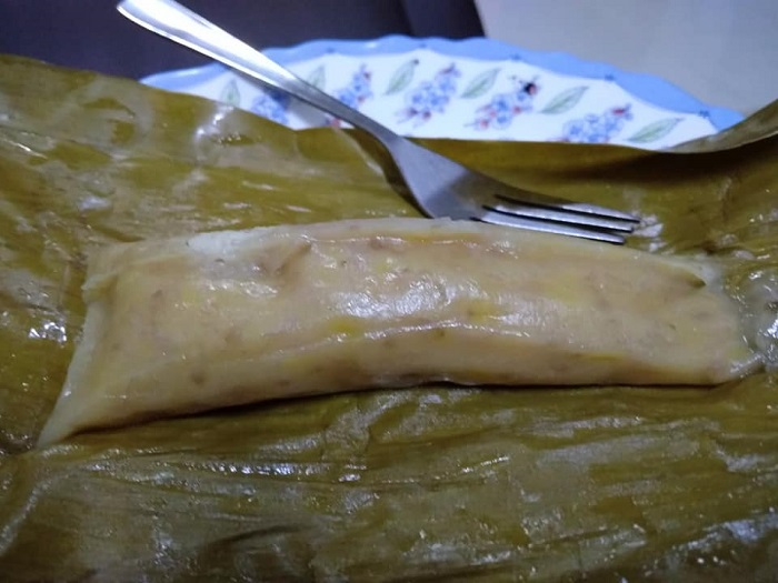 Lepat pisang tradisional dibungkus dengan daun pisang yang telah dilayur.