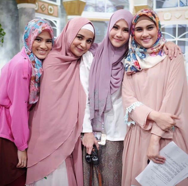 Gambar dua orang sahabat perempuan sedang berbual mesra dan ketawa bersama.
