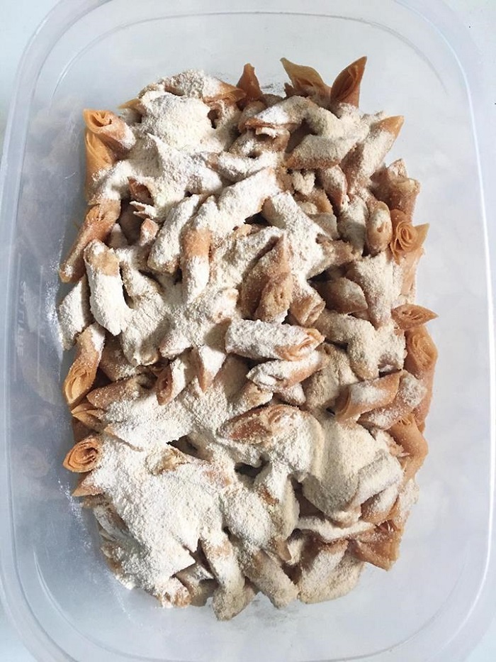 Popia nestum rangup berbalang, digoreng dan ditabur dengan serbuk nestum manis.
