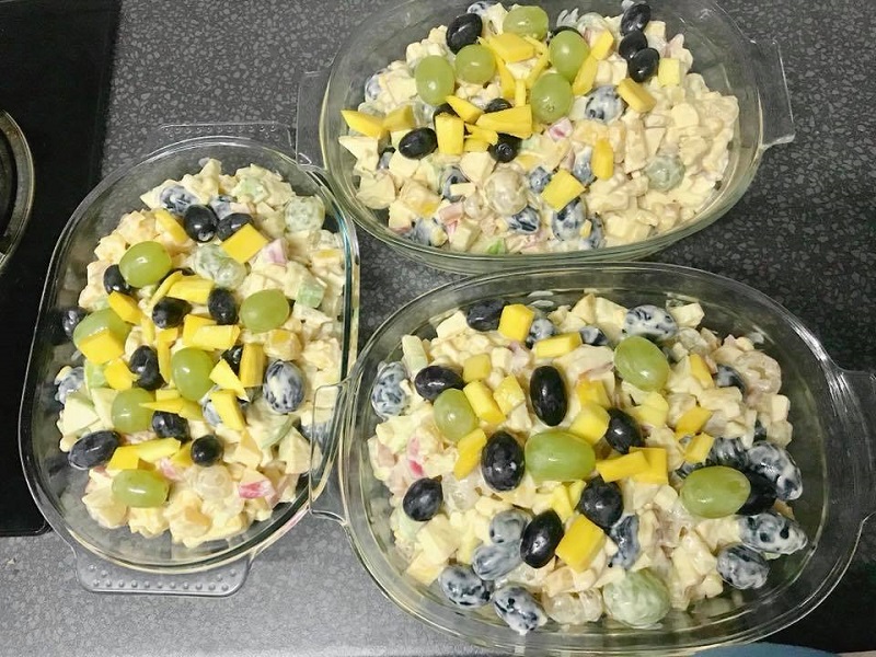 Mangkuk berisi salad buah Filipina yang menarik dan menyihatkan