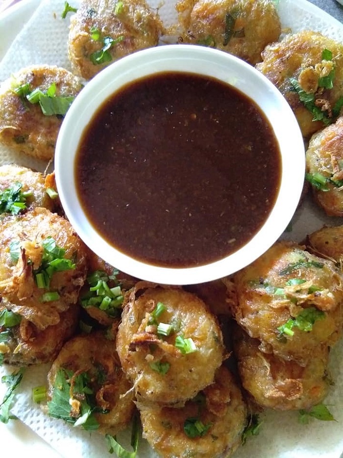 Begedil kentang goreng yang berbentuk bulat dan rangup diletakkan di atas pinggan