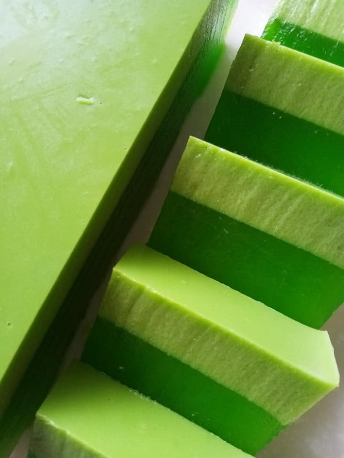 Gambar agar-agar santan pandan yang telah siap dipotong dalam acuan.