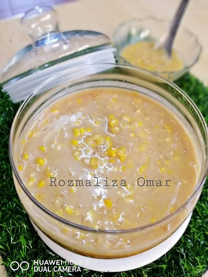 Sebuah mangkuk berisi bubur jagung yang pekat dan manis.