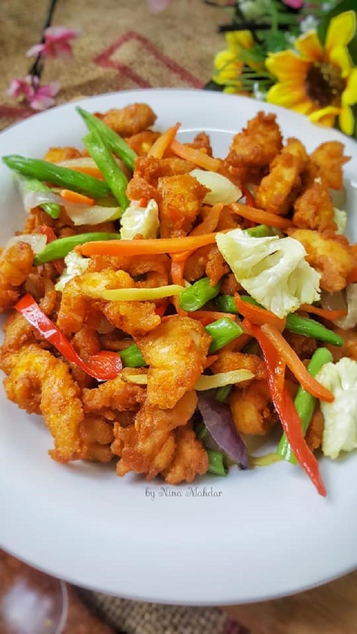 Gambar hidangan ayam goreng kunyit dengan sayur-sayuran