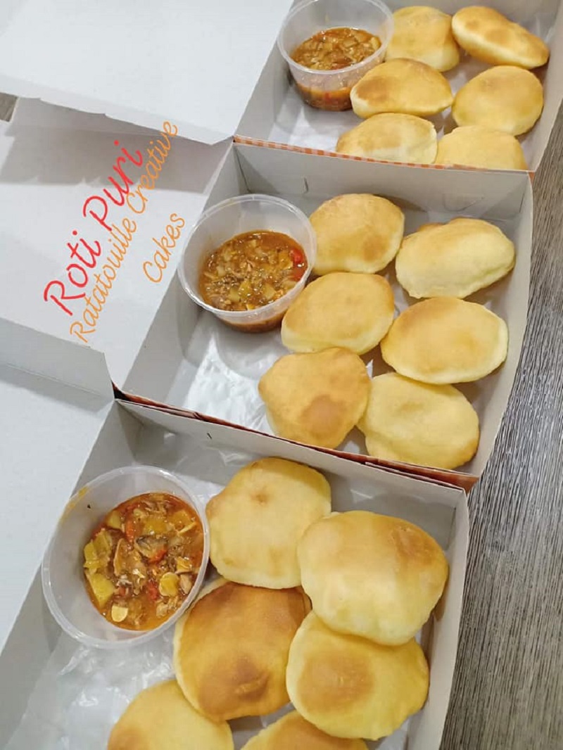 Gambar roti puri mengembang kekuningan disajikan bersama sambal sardin pedas