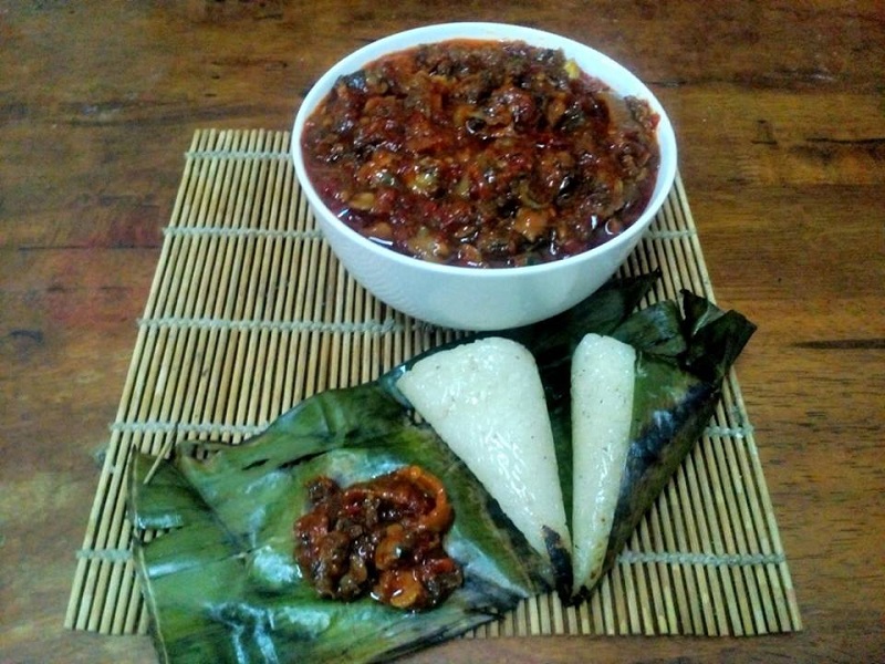 Gambar pulut bakar Kelantan yang dibakar dengan balutan daun pisang.
