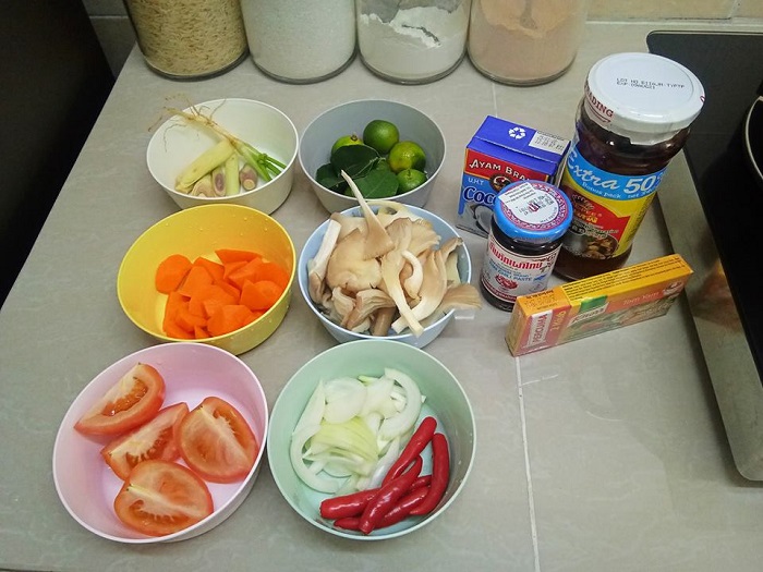 Bahan-bahan tomyam seafood termasuk rempah, limau dan herba