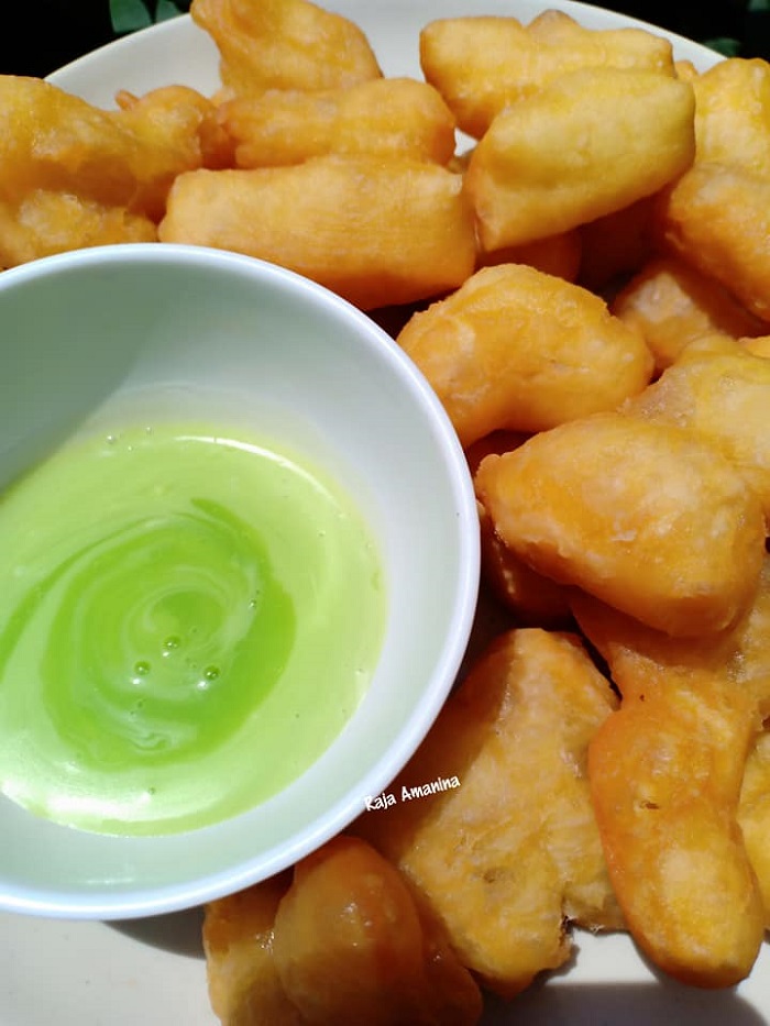 Cakoi goreng yang gebu dan rangup bersama sos pandan manis di dalam mangkuk untuk dicicah.
