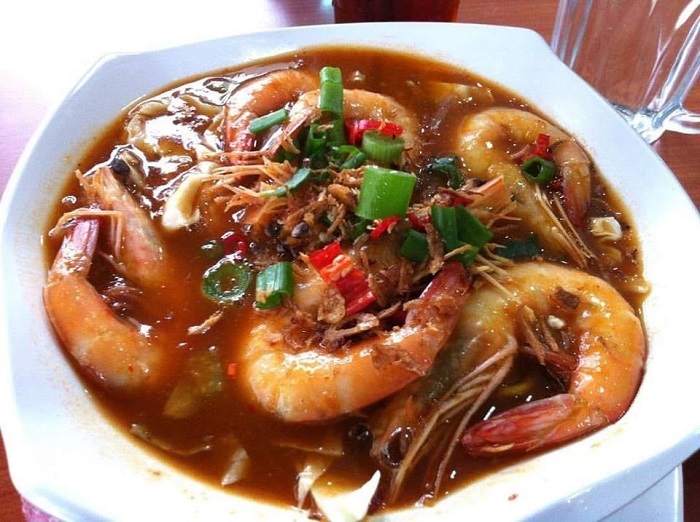 Sepinggan mee udang kuah pekat dengan hiasan daun bawang, bawang goreng dan telur rebus.