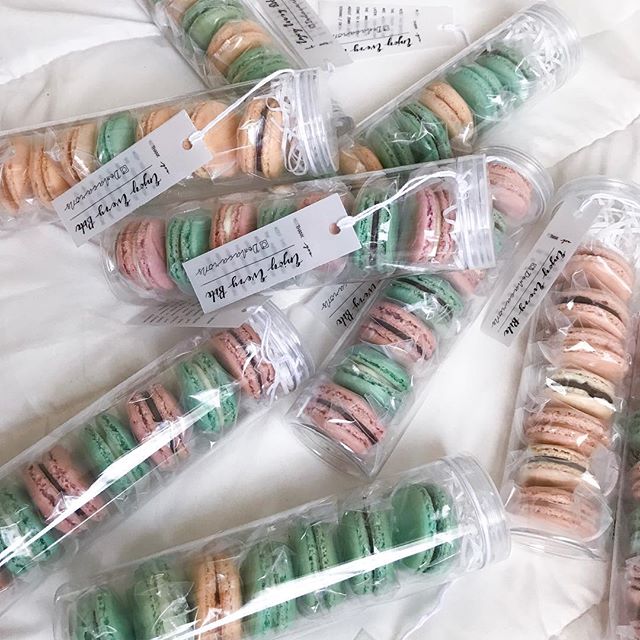 Macaroon berwarna-warni sebagai doorgift kahwin