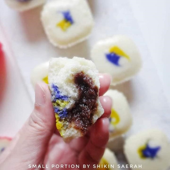 Adunan apam solo sedang dimasak atas kuali