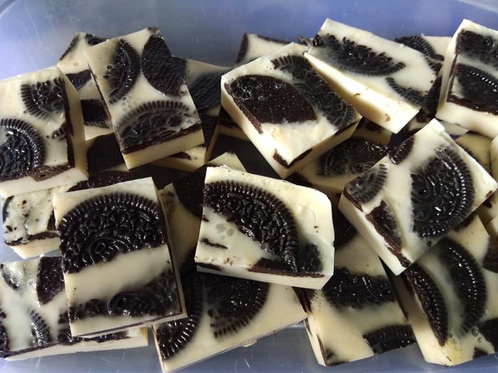 Puding Oreo siap dihidang dalam mangkuk jernih