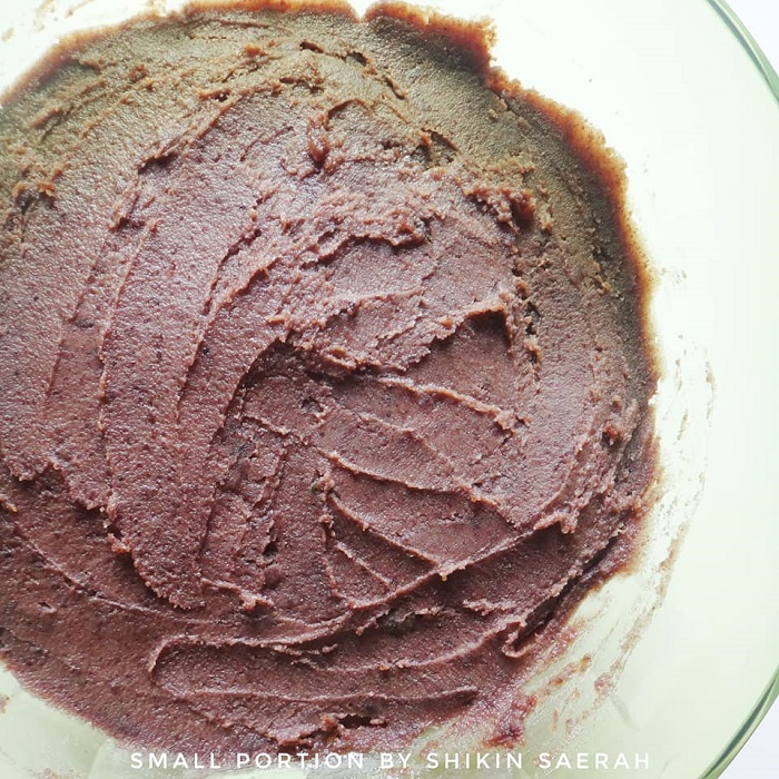 Apam solo masak dengan tutup di atas kuali