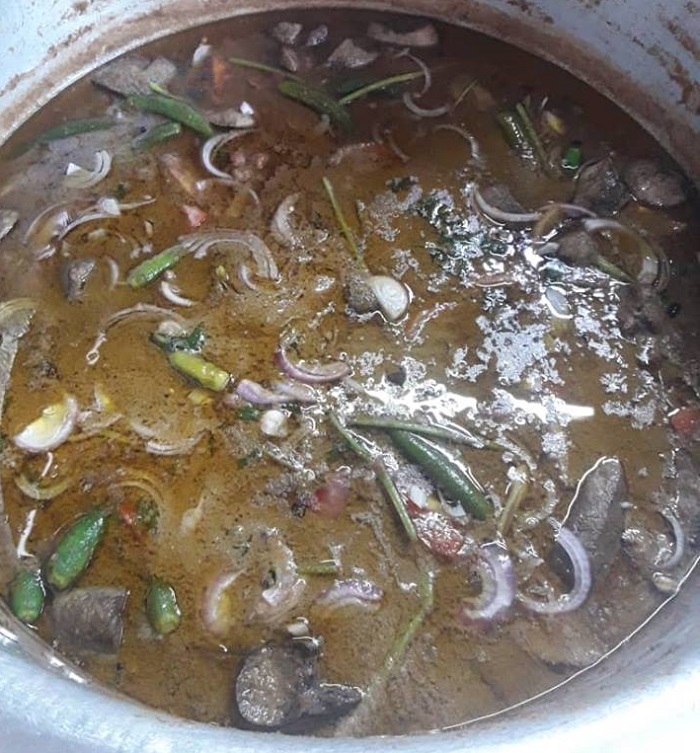 Gambar masakan daging kurma dengan daging kambing di dalam mangkuk