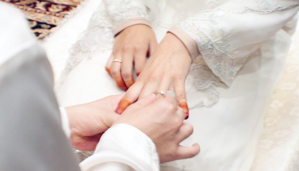 Suami dan isteri bergambar bersama melambangkan tanggungjawab dalam rumahtangga.