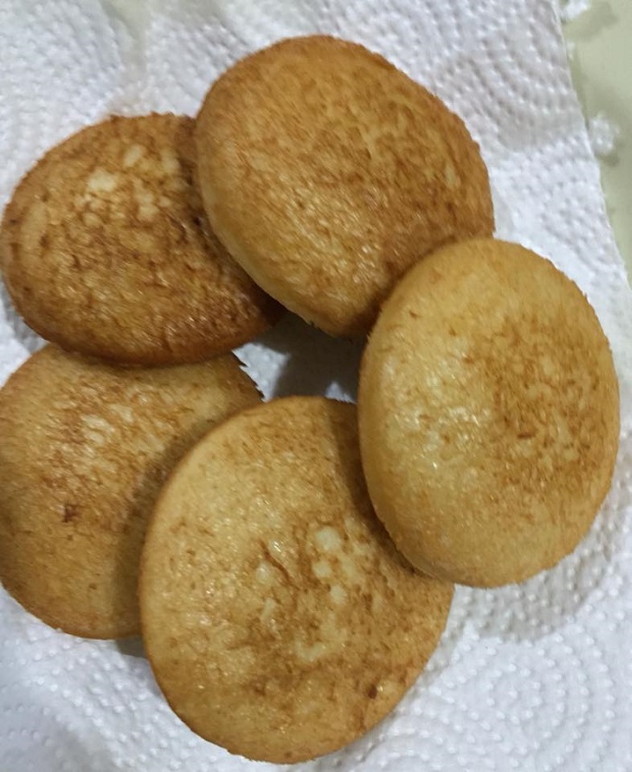 Roti goreng Cadbury yang telah siap digoreng dan dipotong