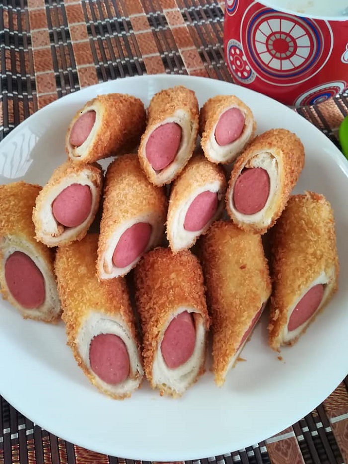 Gambar roti Gardenia digulung dengan sosej dan cheese, digoreng sehingga rangup berwarna keemasan.