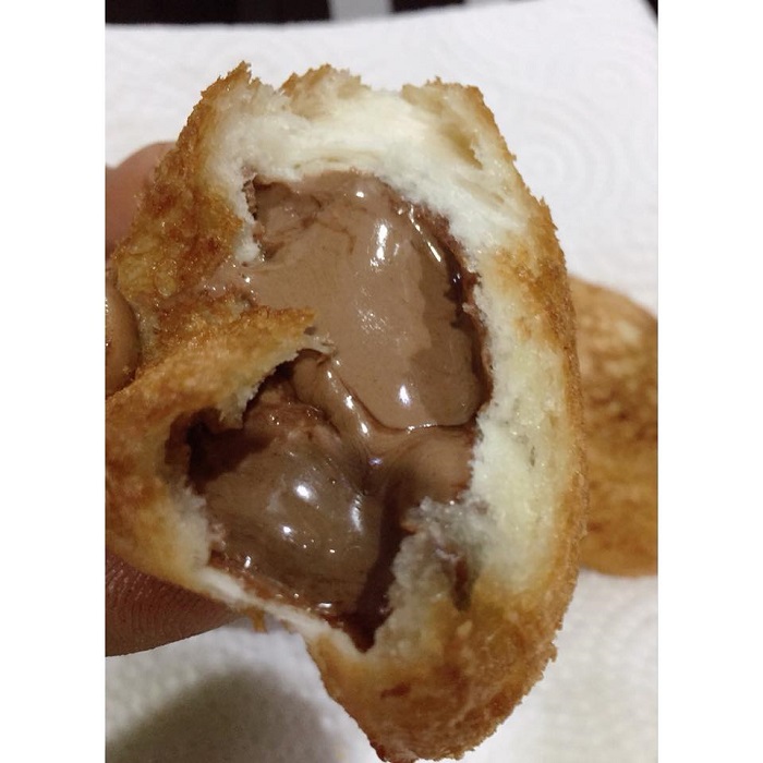 Imej roti goreng berisi coklat Cadbury yang dipotong menunjukkan coklat meleleh.