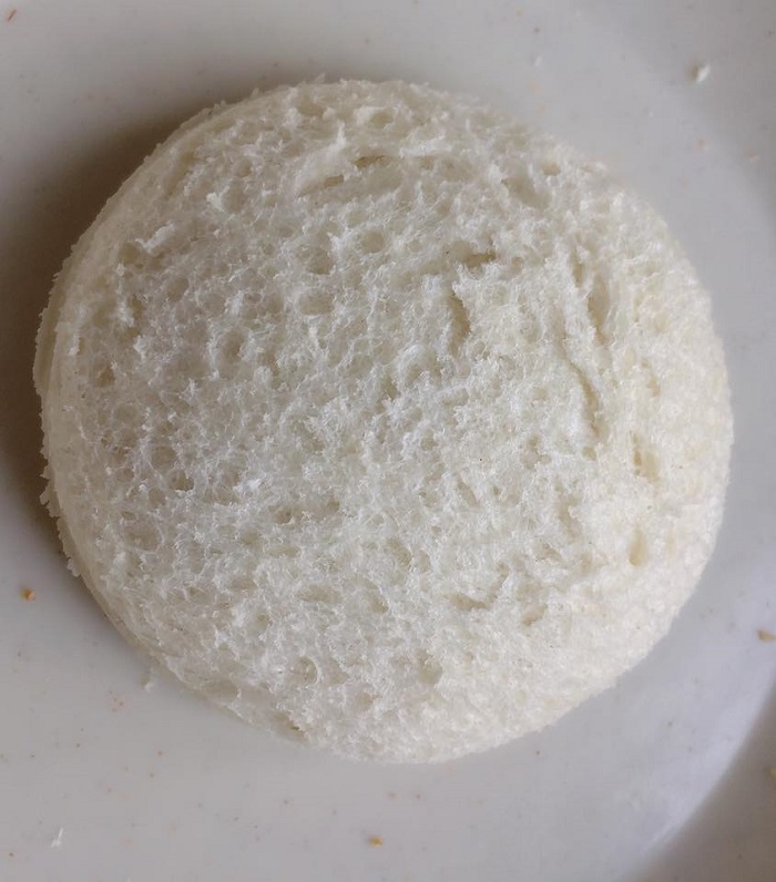Roti yang disapu coklat sedang digoreng dalam kuali