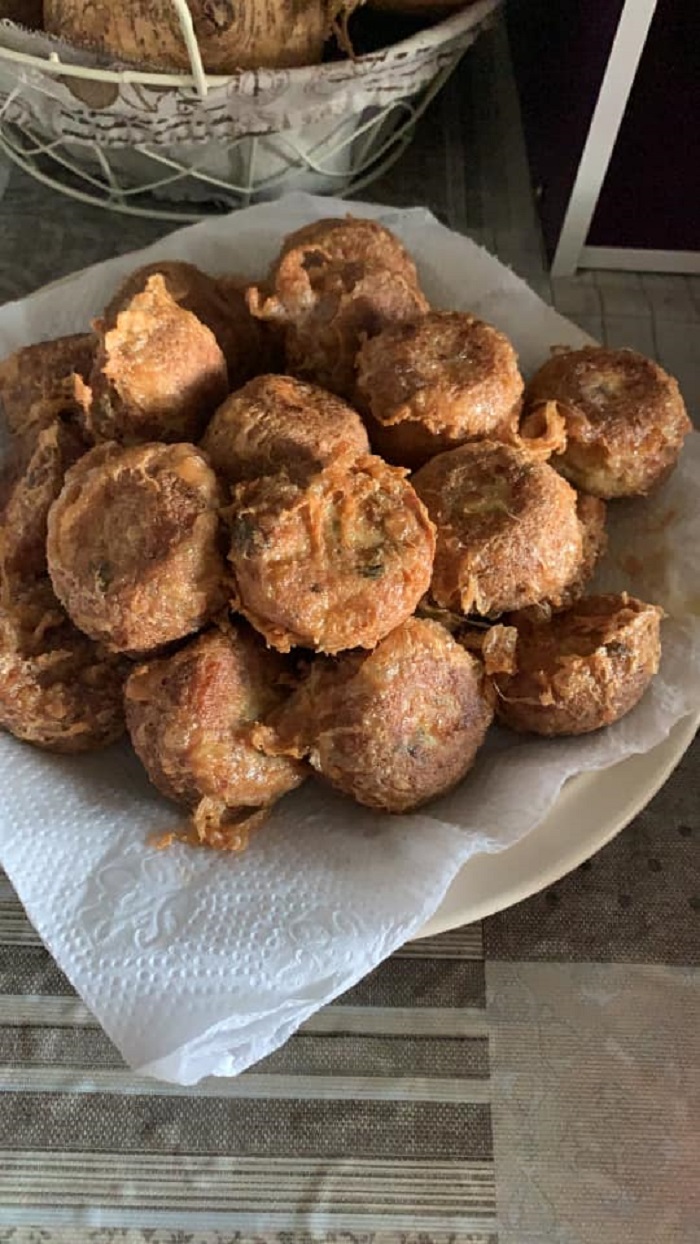 Kepingan tauhu kukus goreng kekuningan yang sedap dan lembut.