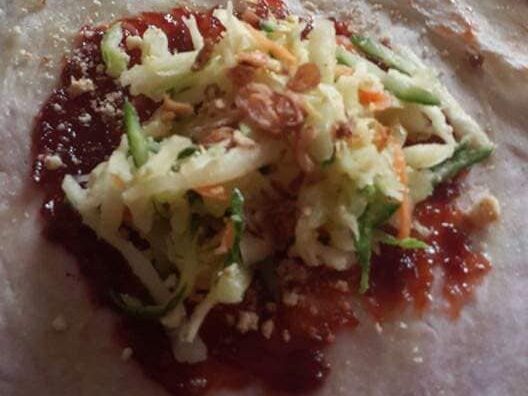 Popia basah digulung dengan inti sayur