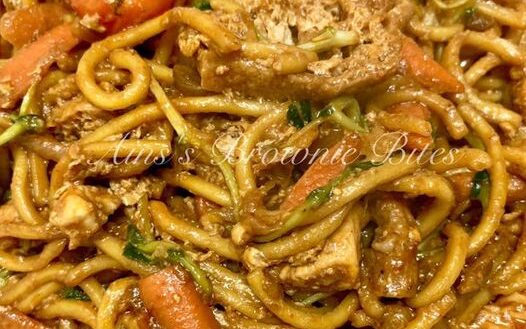 Mee goreng mamak berwarna merah dengan telur