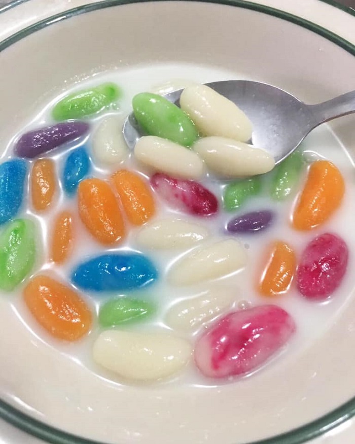 Sebiji mangkuk berisi bubur butir nangka dengan kuah santan.