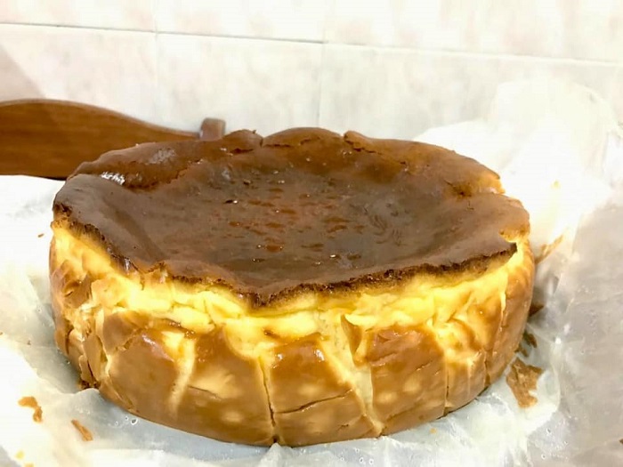 Basque burnt cheese cake berwarna coklat hangus di dalam tin springform.
