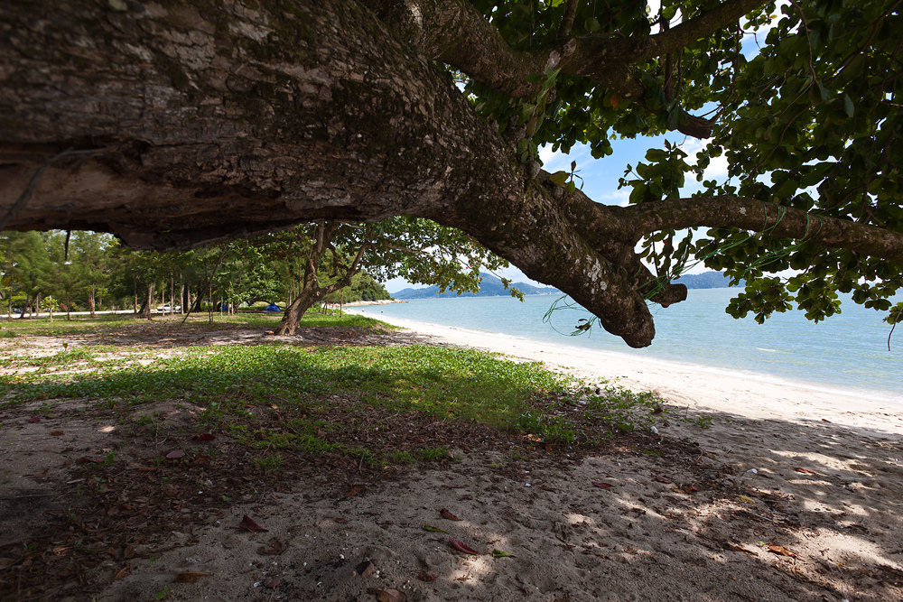 Pemandangan laut dan perahu nelayan di kawasan pantai Lumut, Perak.