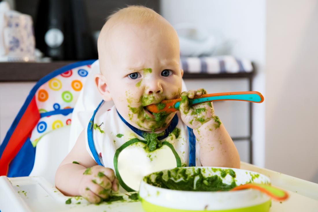 Ibu sedang menyusu badan dan memberi makanan kepada bayi