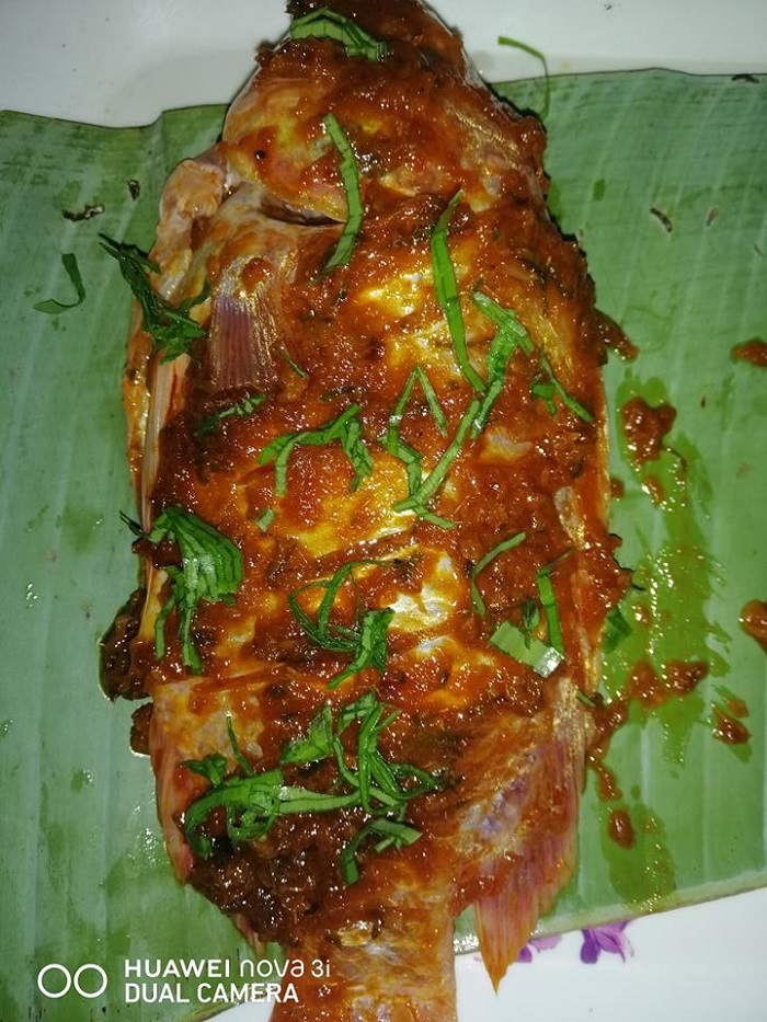 Kari kepala ikan bersantan dengan rempah ratus