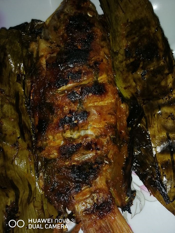 Ikan bakar berempah dibalut dengan daun pisang yang sedap dimakan bersama nasi panas